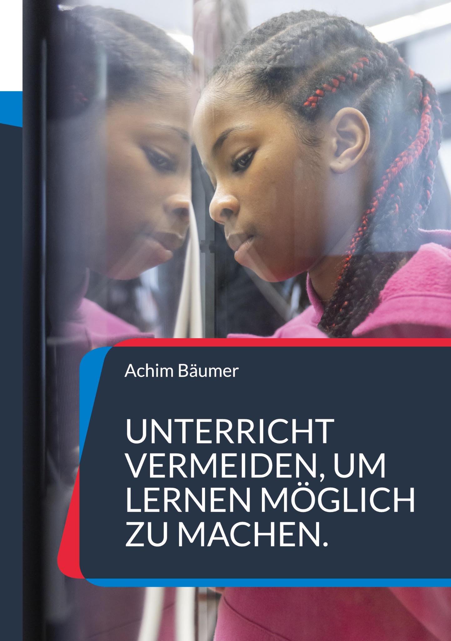 uchcover von „Unterricht vermeiden, um Lernen möglich zu machen“ von Achim Bäumer: Ein Mädchen mit geflochtenen Zöpfen schaut konzentriert auf eine Glasscheibe, in der sie sich spiegelt.